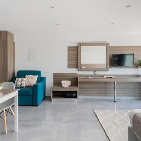 Perfect Holiday Home For Sunny Pool Days And Cosy Balcony Nights All Yours