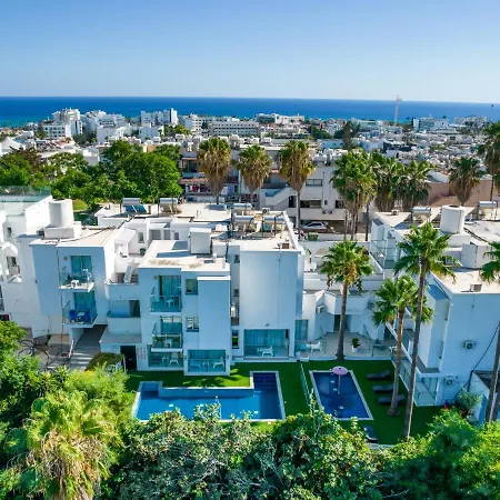 Perfect Holiday Home For Sunny Pool Days And Cosy Balcony Nights All Yours Lägenhet *