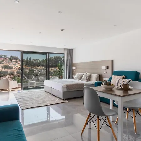 アパート Perfect Holiday Home For Sunny Pool Days And Cosy Balcony Nights All Yours アヤナパ