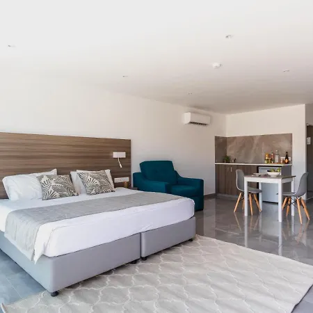 Perfect Holiday Home For Sunny Pool Days And Cosy Balcony Nights All Yours *
