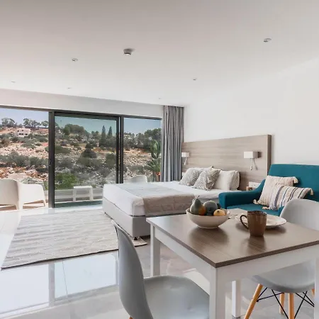 Perfect Holiday Home For Sunny Pool Days And Cosy Balcony Nights All Yours דירה *