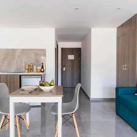 Perfect Holiday Home For Sunny Pool Days And Cosy Balcony Nights All Yours * איה נאפה