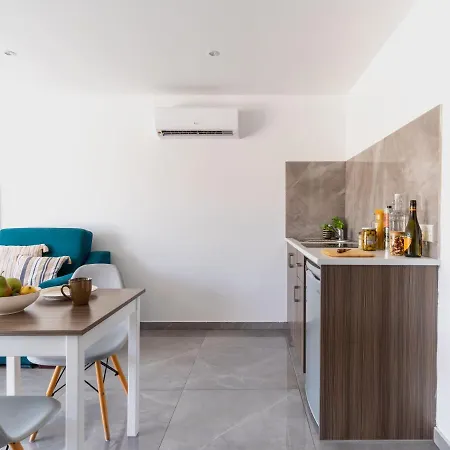 Perfect Holiday Home For Sunny Pool Days And Cosy Balcony Nights All Yours
