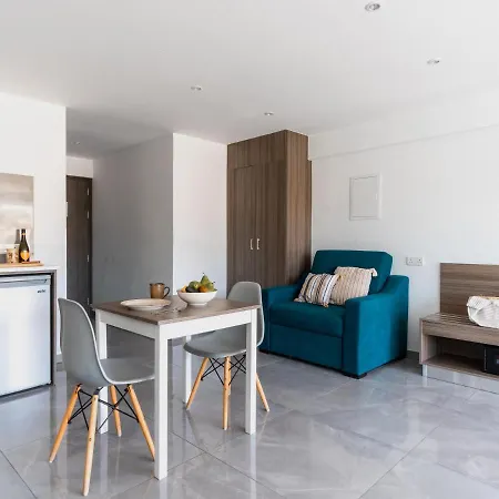 Perfect Holiday Home For Sunny Pool Days And Cosy Balcony Nights All Yours アパート