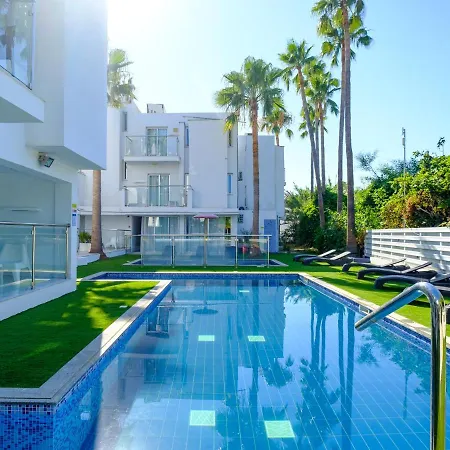 Perfect Holiday Home For Sunny Pool Days And Cosy Balcony Nights All Yours アヤナパ