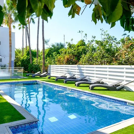 Perfect Holiday Home For Sunny Pool Days And Cosy Balcony Nights All Yours דירה *